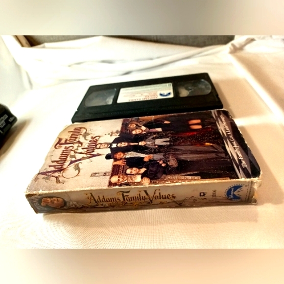 VHS Movie- Addams Family Values - Picture 2 of 4